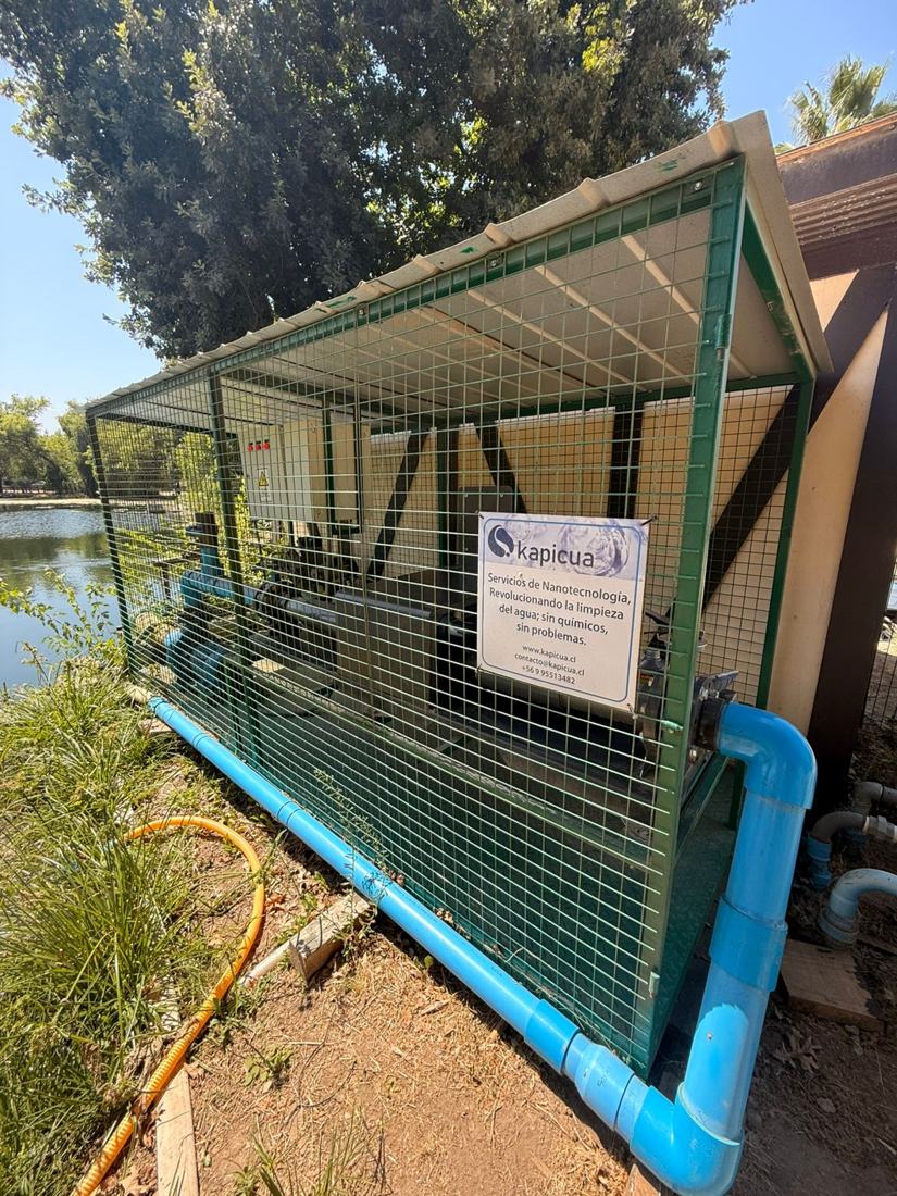 Instalación de nanotecnología Kapicua junto a un cuerpo de agua, con señalética de marca